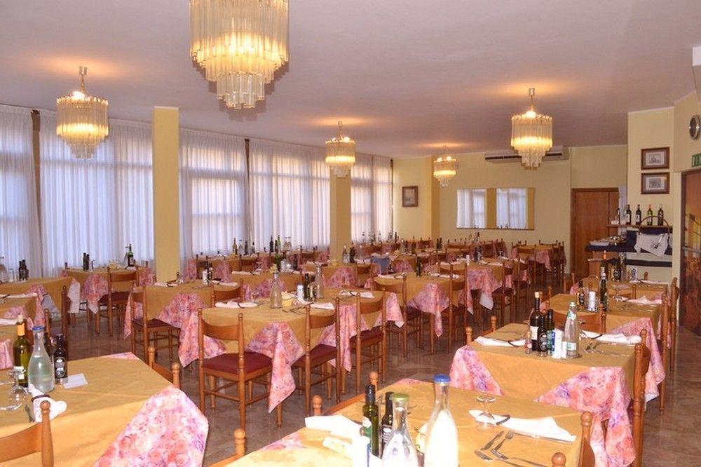 Hotel Moderno Cervia Buitenkant foto