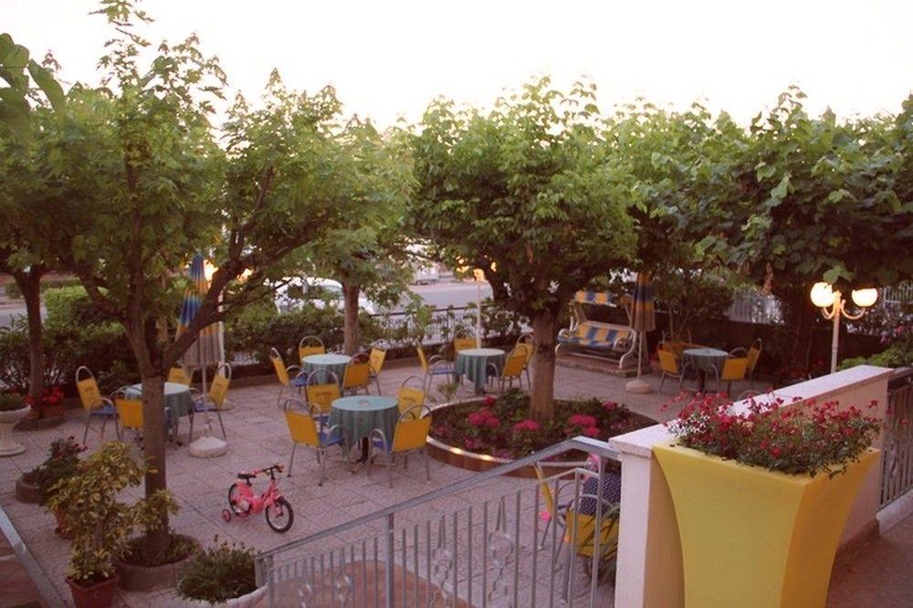 Hotel Moderno Cervia Buitenkant foto
