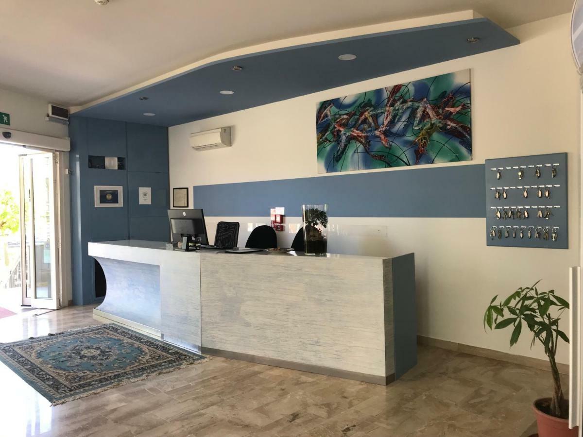 Hotel Moderno Cervia Buitenkant foto