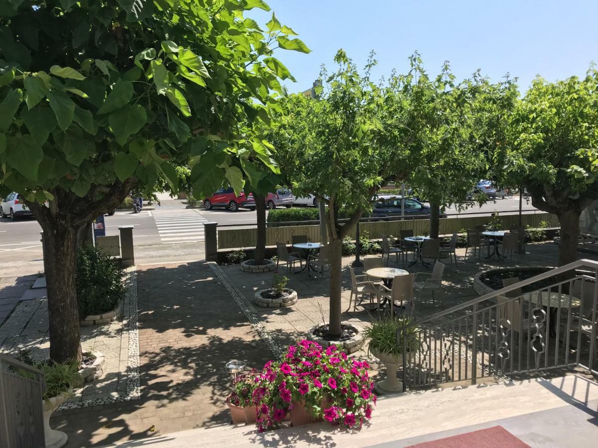 Hotel Moderno Cervia Buitenkant foto